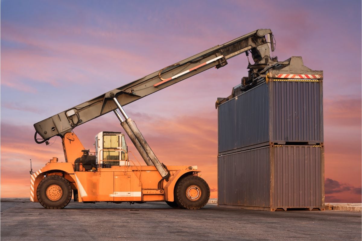 container-loading-forklift